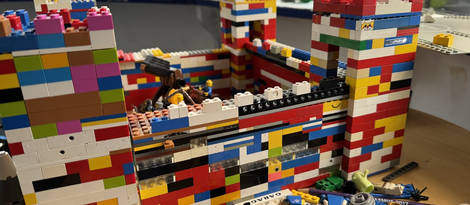Von Kindern gebaute Legoburg im Hort Bunte Tüte